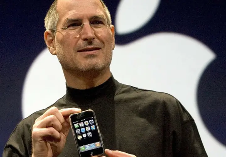 Steve Jobs, empresario, presetado el primer iPhone. Apple.