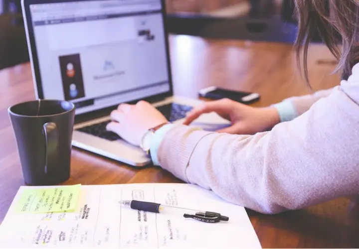 Mujer trabajando. Pexels.