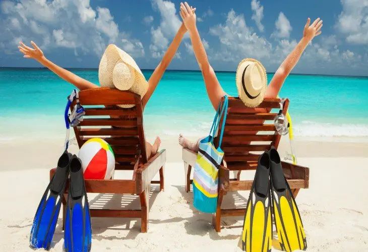 Pareja disfrutando del verano. / lesamisviajes.com