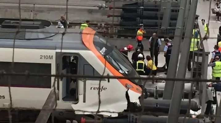 El tren accidentado en Barcelona. / Twitter