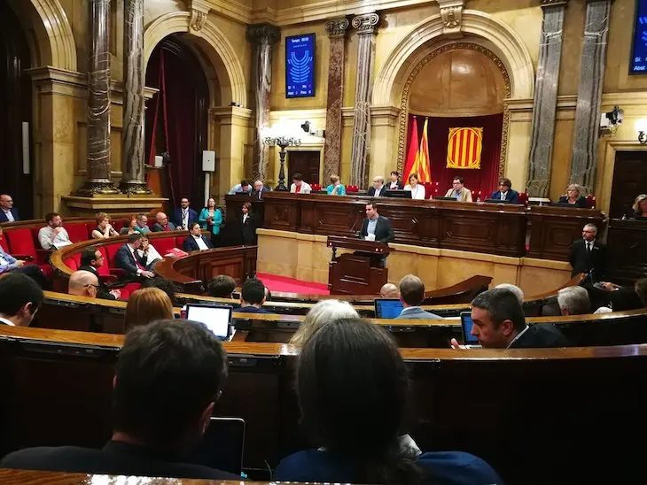 Interior del Parlamento catalán. / Twitter.