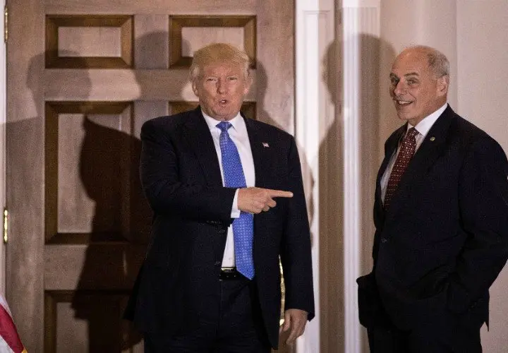 Donald Trump, presidente de Estados Unidos, se&ntilde;alando a John Kelly, militar retirado y nuevo jefe de Gabinete de la Casa Blanca. / CNN.com