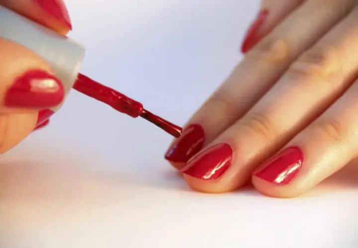 Una persona pintando u&ntilde;as. / Mundiario