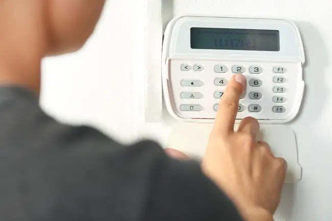 Programación de una alarma en el hogar.