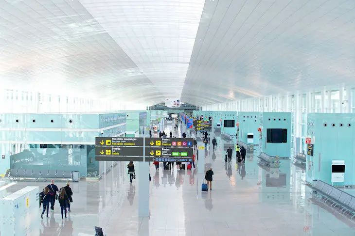 Interior del aeropuerto El Prat. / Archivo