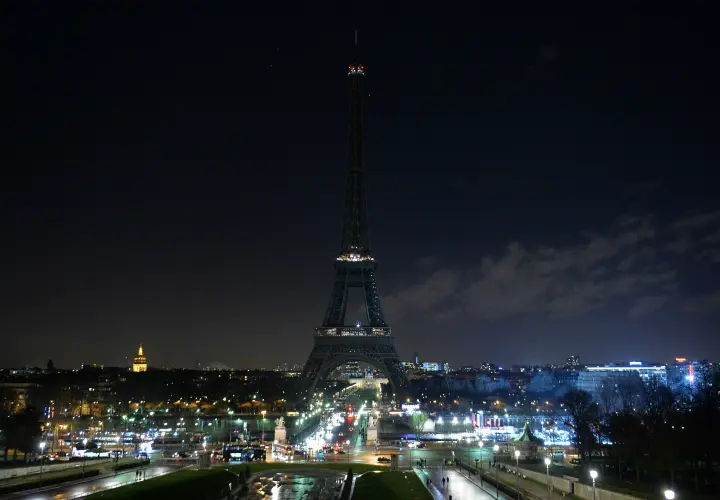 Torre Eiffel a oscuras en se&ntilde;al de duelo. / RR SS