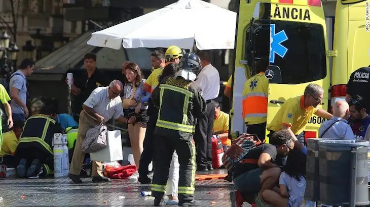 Bomberos y socorristas atienden a víctimas del atentado en Barcelona. / Twitter