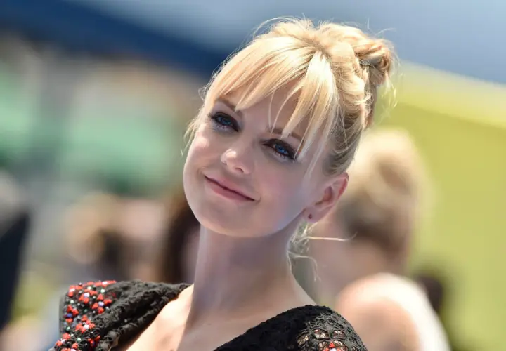Anna Faris, actriz estadounidense. HelloGiggles