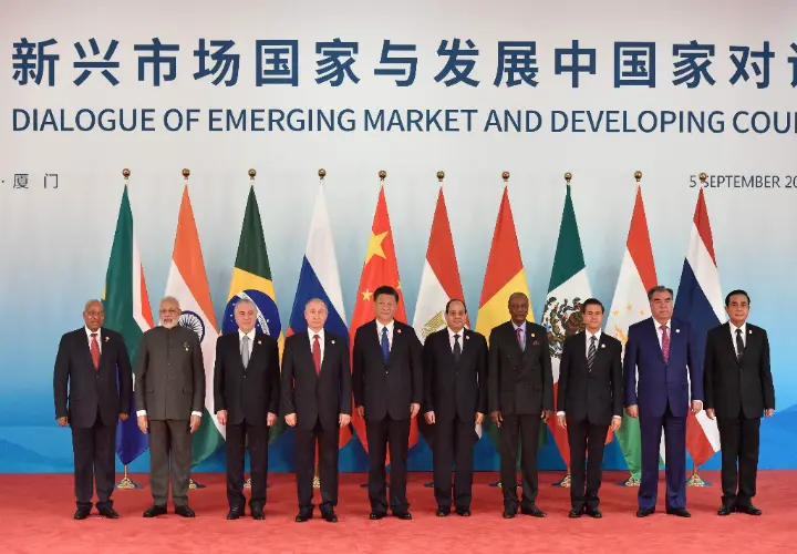 Presidentes reunidos  la primera sesi&oacute;n de trabajo del grupo de pa&iacute;ses BRICS. / X