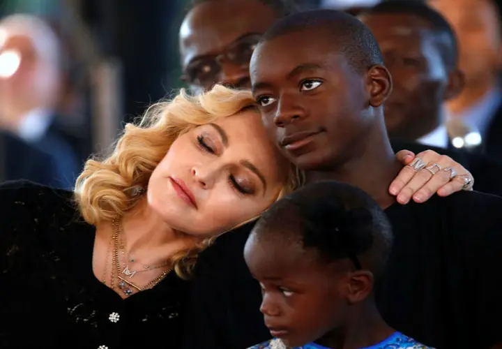 Madonna con sus hijos David y Estere. Amenzing