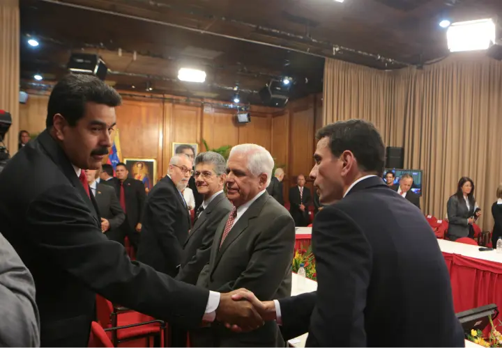 Nicol&aacute;s Maduro, presidente de Venezuela, dando la mano a Henrique Capriles Radonski, lider de la oposici&oacute;n. Twitter