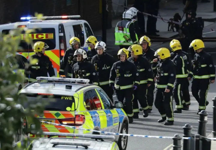 Polic&iacute;a brit&aacute;nica inspeccionando la zona tras el antentado del metro de Londres. Twitter