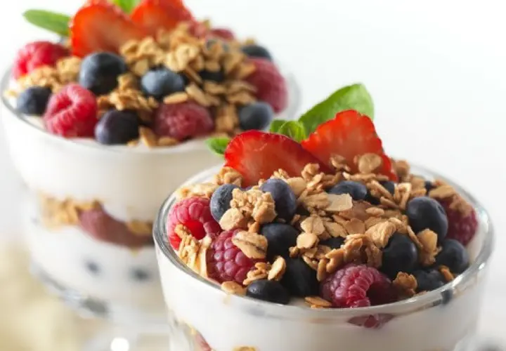 Ensalada de frutas, cereal y yogur. Favim.