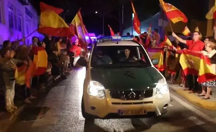 Despedida entre banderas a la Guardia Civil en Algeciras.