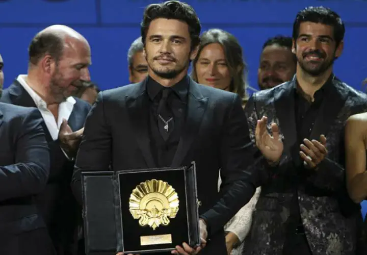 James Franco recibiendo el premio Concha de Oro en el Festival de San Sebasti&aacute;n. Twitter