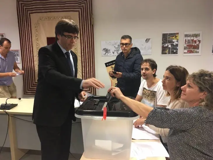 Carles Puigdemont (de pie), presidente cesado de la Generalitat. / Twitter