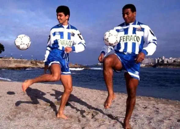 Bebeto y Mauro Silva en la playa de Riazor, en A Coruña. / RR SS