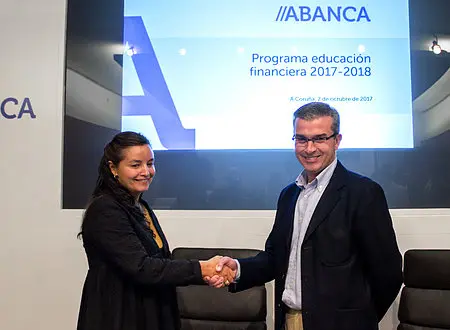 Tatiana Suárez, directora de RSC de Abanca, y Manuel Álvarez, presidente de Down Coruña. / Mundiario