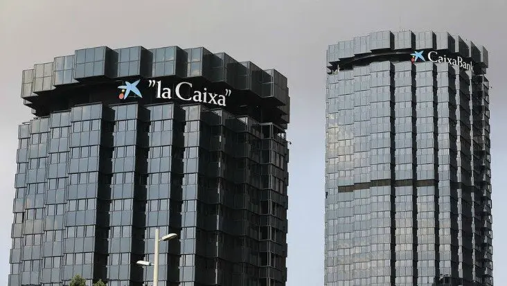 fachada del banco Caixaank