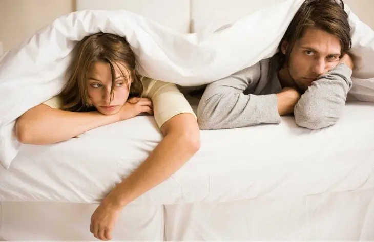 Pareja en la cama. RR SS