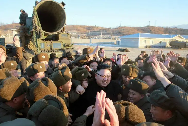 Kim Jong-un, l&iacute;der supremo de Corea del Norte, rodeado del servicio militar de la naci&oacute;n. Independent.ie
