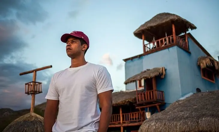 Fotograma de la cinta dominicana El hombre que cuida, del director Alejandro And&uacute;jar
