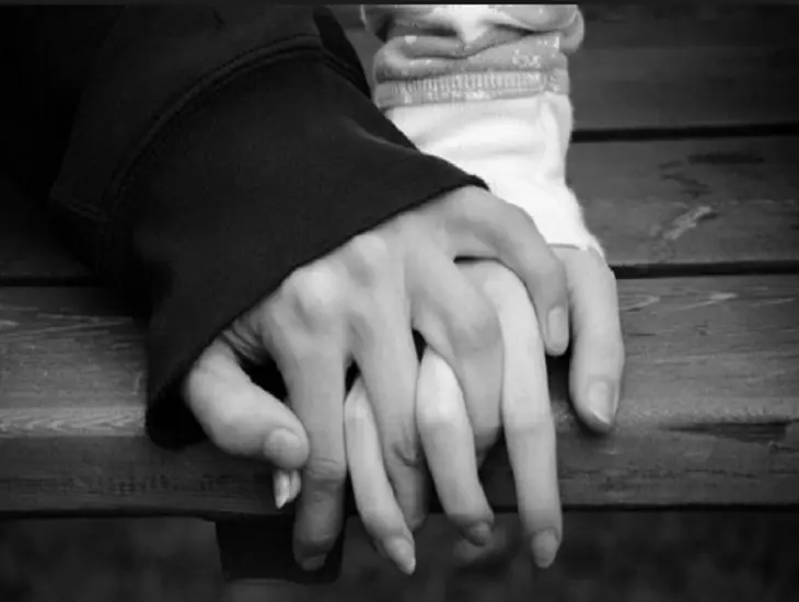 Una pareja agarrada de manos. / RR SS