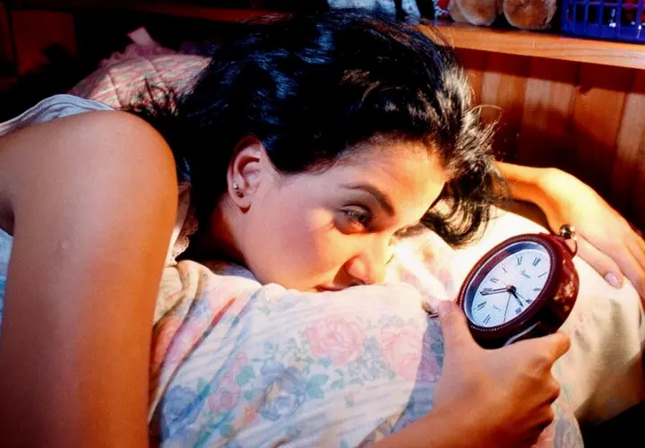 Chica con insomnio./ RR SS.