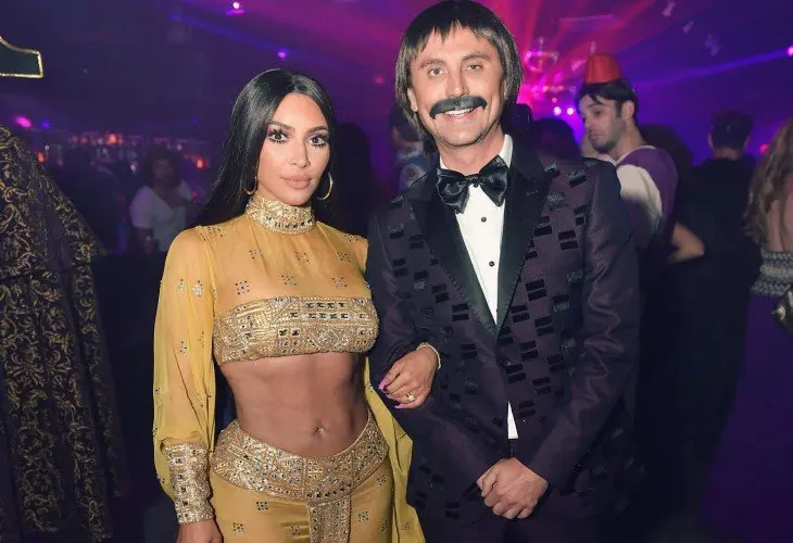Kim Kardashian, empresaria, disfrazada de la cantante Cher; y su amigo Jonathan Cheban como Sonny Bono. RR SS