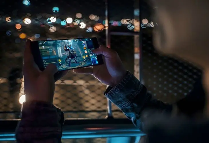 Hombre jugando con el Razer Phone. Razer