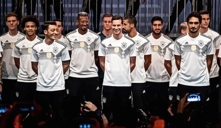 Jugadores alemanes presentando su nueva camiseta. / Twitter-iMiaSanMia