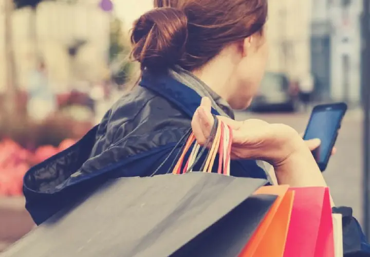Mujer haciendo compras. RR SS.