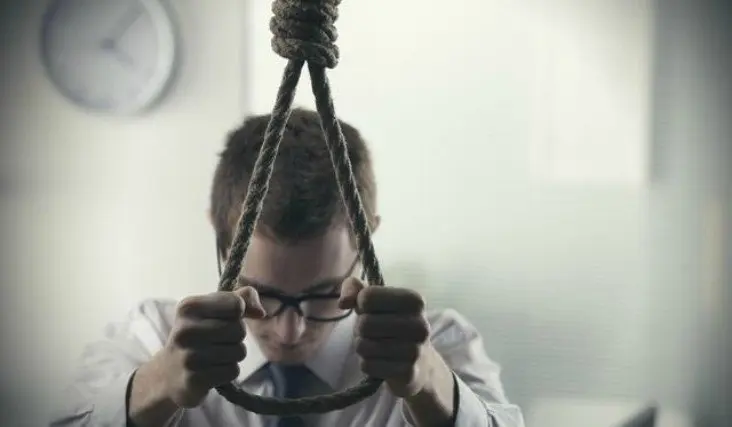 Joven intentando suicidarse. stateofmind.it