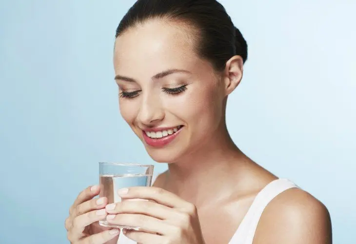 Una mujer con un vaso de agua. / zena.cz