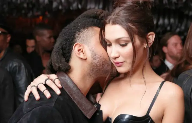 The Weeknd, cantante, dando un beso en la mejilla a Bella Hadid, modelo. Instagram