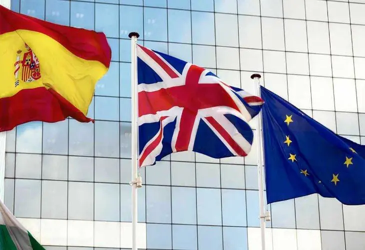 Banderas de Espa&ntilde;a, Reino Unido y la Uni&oacute;n Europea. RTVE.es