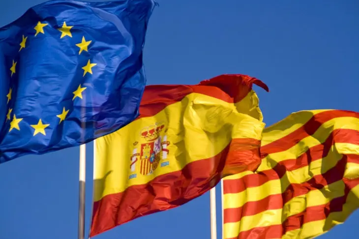 Banderas de Europa, Espa&ntilde;a y Catalu&ntilde;a. / RR SS