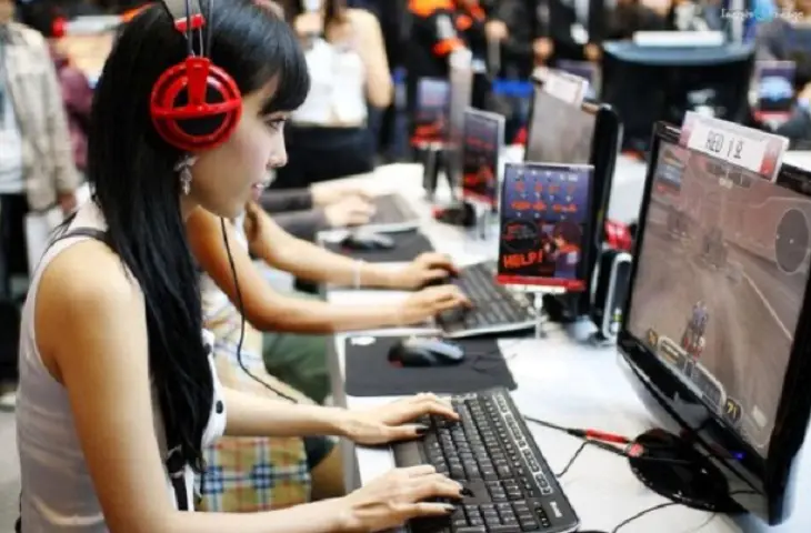 Chica jugando videojuego online. RRSS.