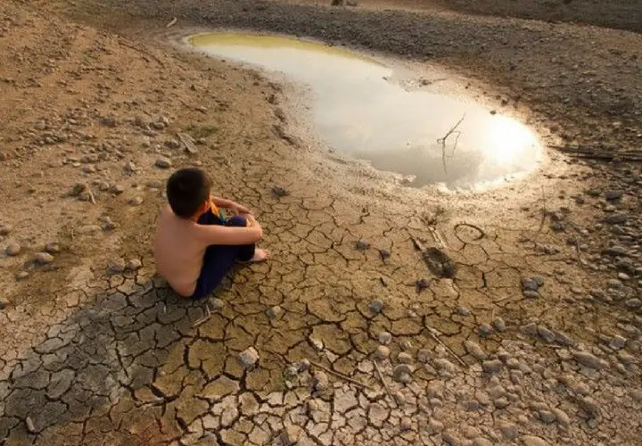 Un ni&ntilde;o ante los efectos del cambio clim&aacute;tico. / RR SS