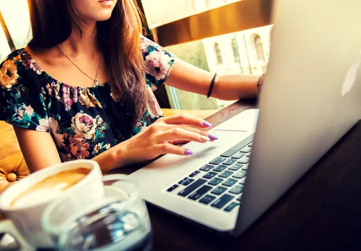 Mujer utilizando un ordenador. / Pexels.