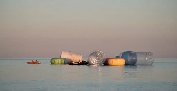 Objetos de pl&aacute;stico gigantes para mostrar la contaminaci&oacute;n en el Mediterr&aacute;neo. / RRSS.