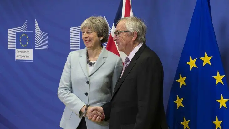 Theresa May, primera ministra brit&aacute;nica y Jean-Claude Juncker, jefe de la Comisi&oacute;n Europea. / Twitter @theresa_may