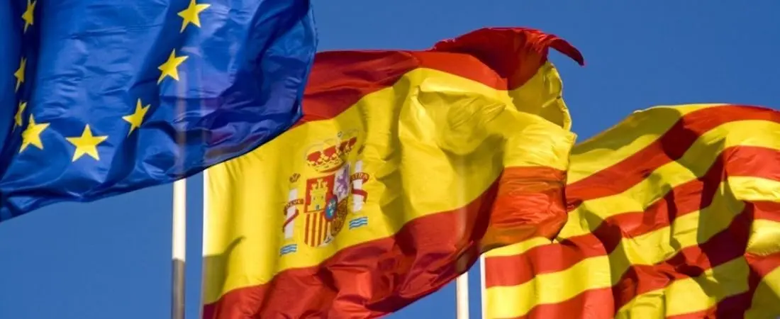 Banderas de Europa, Espa&ntilde;a y Catalu&ntilde;a. / Mundiario