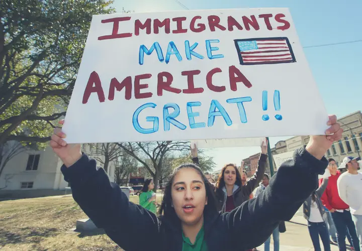 Inmigrante contra las pol&iacute;ticas de Trump. Yahoo.