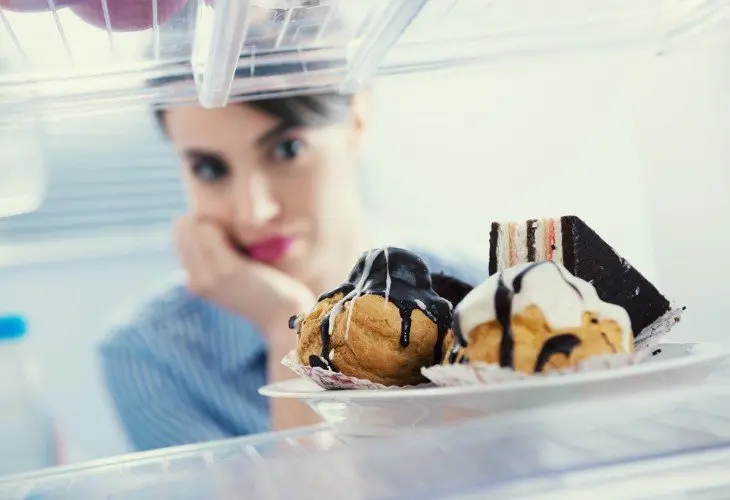 Mujer mirando un postre. Inspirulina.com