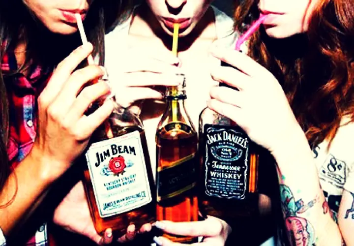 Chicas bebi&eacute;ndo alcohol. / RR SS.