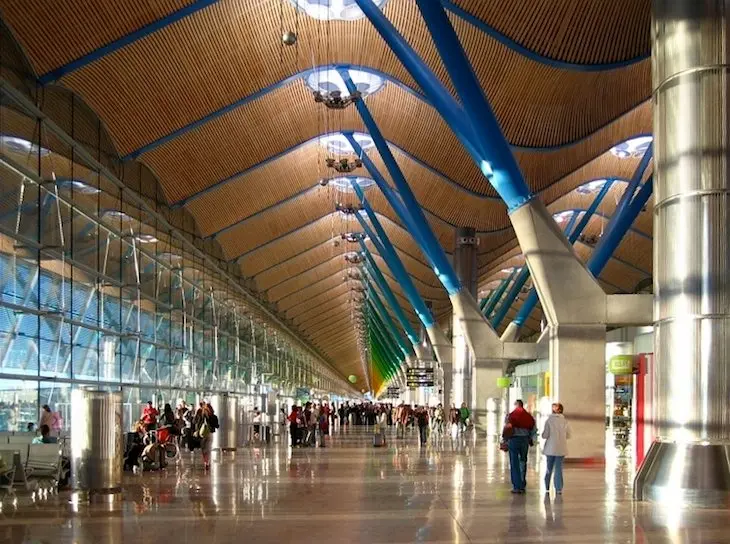 Interior del aeropuerto de Barajas, Madrid. / Mundiario