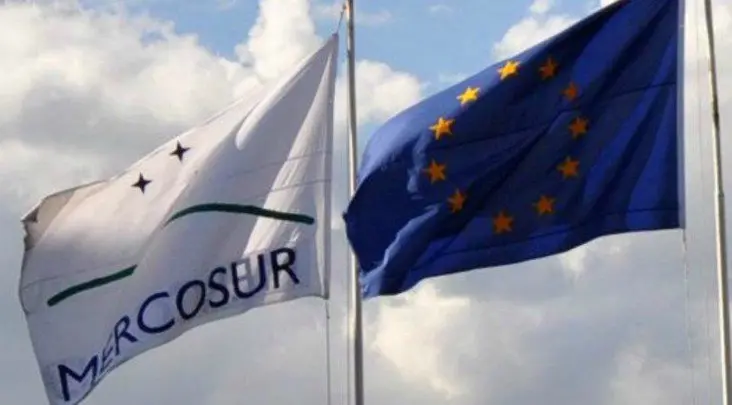 Banderas de Mercosur y la Uni&oacute;n Europea. T&eacute;lam