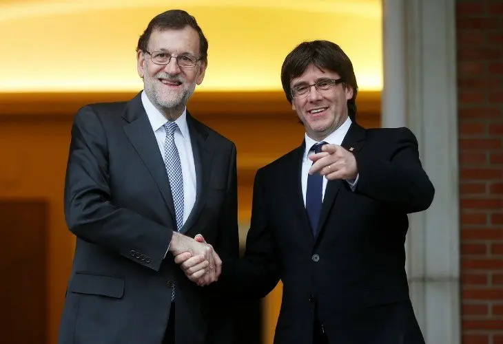 Mariano Rajoy, jefe de Gobierno de Espa&ntilde;a y Carles Puigdemont, expresidente de Catalu&ntilde;a. irishtimes.com