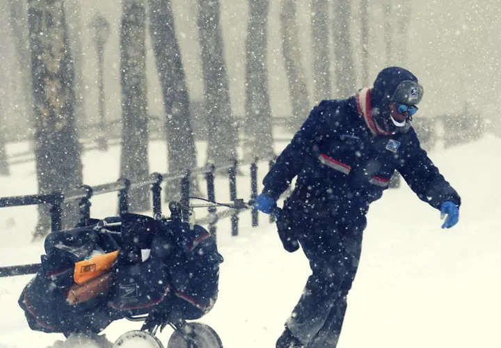 Hombre caminando en la fr&iacute;a tormenta de nieve. RR SS.